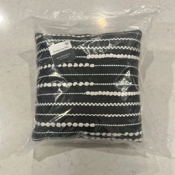 5th & Noble 2pc decorative toss pillow set (black/white) - NWT! - Picture 2 of 14